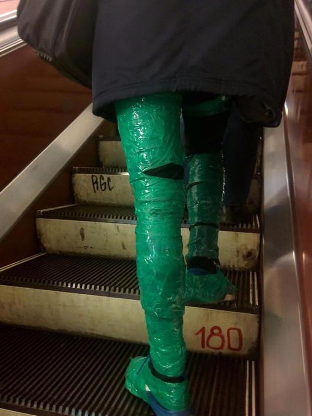 7 Potret Gaya Fashion Orang Saat di Tempat Umum Ini Bikin Heran