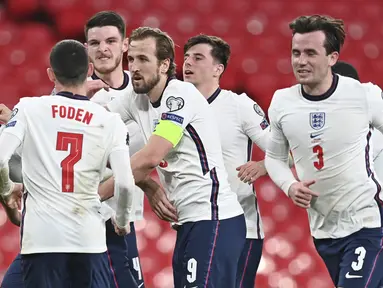 Para pemain Inggris merayakan gol kedua ke gawang Polandia yang dicetak bek Harry Maguire (kiri) dalam laga lanjutan Kualifikasi Piala Dunia 2022 Zona Eropa Grup I di Wembley Stadium, London, Rabu (31/3/2021). Inggris menang 2-1 atas Polandia. (AP/Andy Rain)