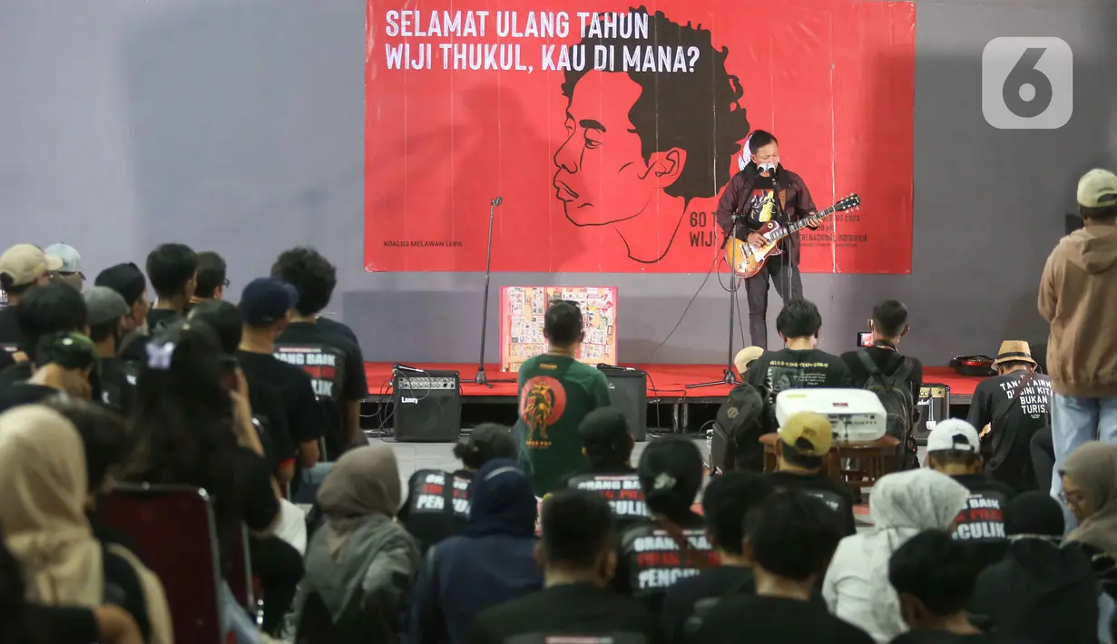 Sejumlah aktivis menghadiri peringatan 60 tahun penyair Wiji Thukul bertajuk selamat ulang tahun Wiji Thukul, kau dimana? di Galeri Nasional, Jakarta, Sabtu (26/8/2023). (Liputan6.com/Faizal Fanani)