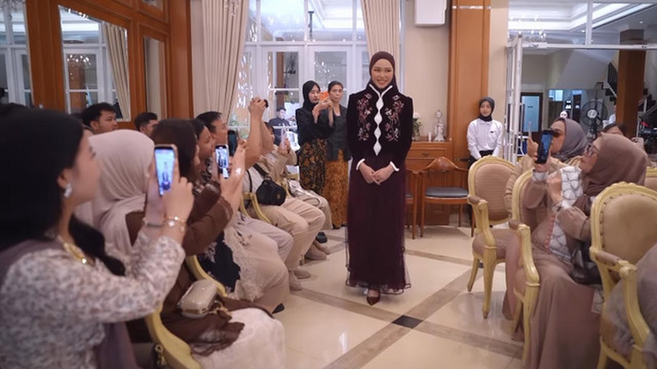 6 Model Dress Dara Arafah saat Lamaran, Anggun dalam Balutan Burgundy Elegan yang Memukau