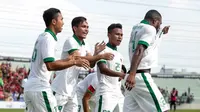 Para pemain Indonesia merayakan gol yang dicetak oleh Marinus Wanewar ke gawang Timor Leste di Stadion Selayang, Selangor, Minggu (20/8/2017). Indonesia menang 1-0 atas Timor Leste. (Liputan6.com/Faizal Fanani)