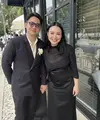Amanda Manopo hadir bersama suaminya, Kenny Austin yang didapuk menjadi groomsmen. Amanda Manopo tampil dengan long dress hitam spaghetti strap ditutup kain sheer hitam. Kenny tampil gagah mengenakan setelan jas hitam hitam. [@harinisondakh]
