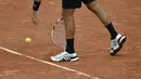 Sepatu petenis Prancis, Jo-Wilfried Tsonga, juga bermotif zebra saat berlaga pada Prancis Terbuka 2016 di Roland Garros, Paris, (24/5/2016). (AFP/Philippe Lopez)