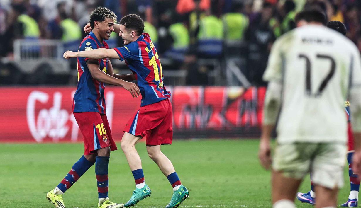 Trofi Super Spanyol akhirnya direngkuh Barcelona setelah pertarungan dramatis melawan Real Madrid. Tampak dalam foto, penyerang Barcelona bernomor, Lamine Yamal dan Marc Casado merayakan kemenangan usai memenangkan pertandingan final Piala Super Spanyol melawan Real Madrid di King Abdullah Sports City Stadium, Jeddah pada Minggu 11 Januari 2026 waktu setempat atau Senin 12 Januari 2026 dini hari WIB. (Fadel SENNA/AFP)