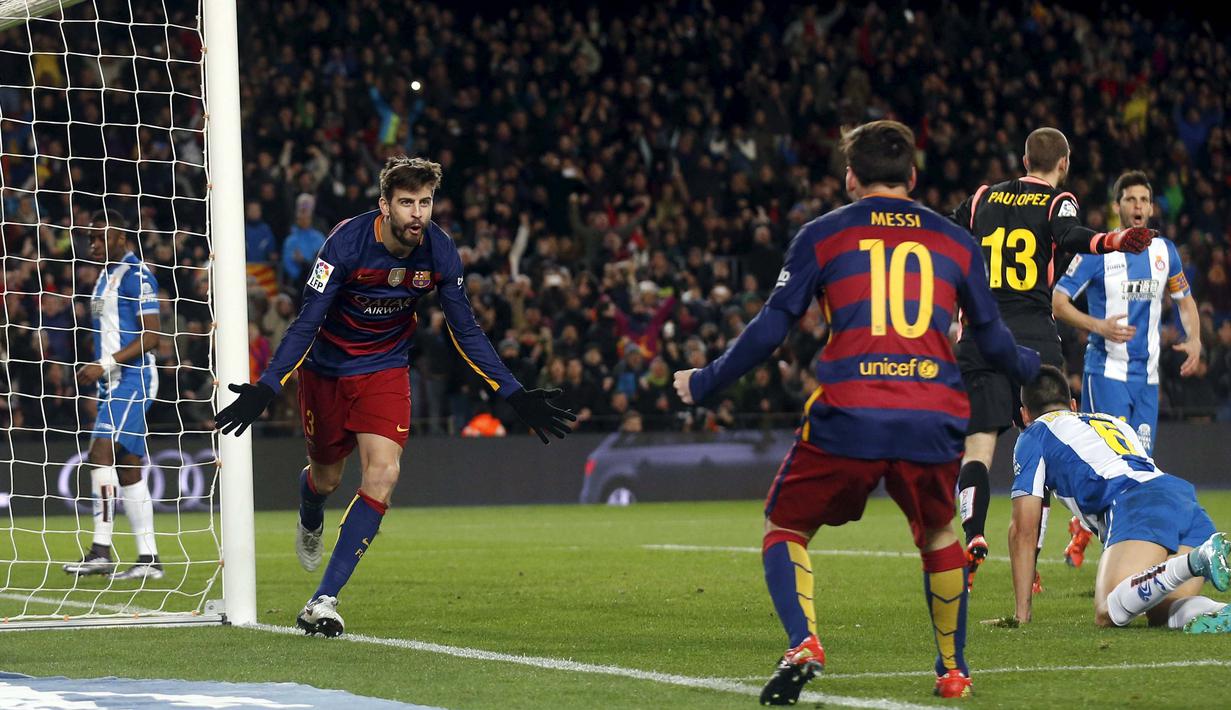 Pemain Barcelona, Lionel Messi dan Gerard Pique merayakan gol ke gawang Espanyol   pada laga 16 besar Copa del Rey di Stadion Camp Nou, Barcelona, Kamis (7/1/2016) dini hari WIB.  (REUTERS/Albert Gea)