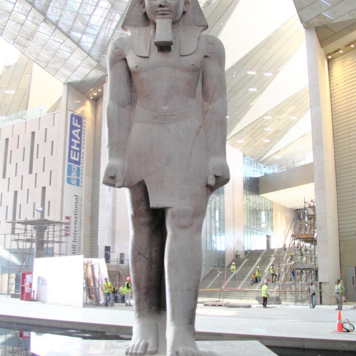 patung ramses ii