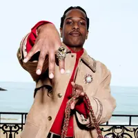 A$AP Rocky, Ambassador Chanel, tampil mengenakan grain suede blouson yang dipadukan dengan heart wool silk shirt serta linen mélange stretch pants, Look 19 dari koleksi Fall-Winter Ready-to-Wear 2026. Dipadukan dengan aksesori, tas, dan sepatu dari Chanel. (Foto: Chanel.dok)