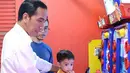 Dalam kunjungannya tersebut, selain mendekatkan diri dengan warganya, orang nomor satu di Indonesia itu juga melihat-lihat pertumbuhan ekonominya. Malam itu, Jokowi tiba sekitar pukul 20.30 WIB. (Instagram/jokowipedia)