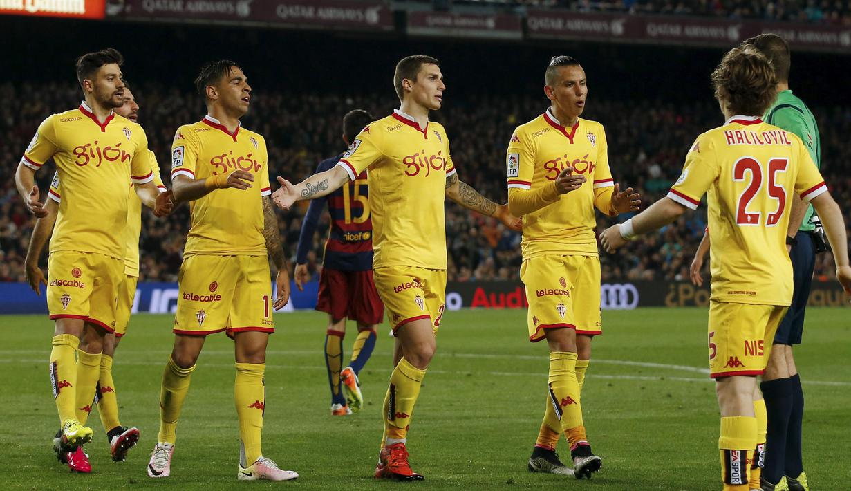 Para pemain Sporting Gijon melakukan protes kepada wasit saat melawan Barcelona pada lanjutan La Liga Spanyol di Stadion Camp Nou, Barcelona, Sabtu (23/4/2016). (Reuters/Albert Gea)