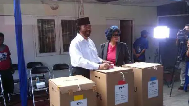 Nyentrik, Rambut Istri Surya Paloh Berwarna Biru Saat Nyoblos