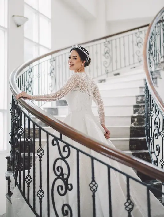 Lady Nayoan tampil memesona dalam balutan gaun pengantin berwarna putih dari @wusisters.collection. [Foto: IG/@kairos_works/@byantonius]