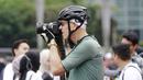 Seorang warga asing asyik mengabadikan momen suasana Car Free Day di Jakarta. (Bola.com/M Iqbal Ichsan)