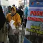 Korban dugaan penipuan perjalanan umrah First Travel mendatangi Posko Pengaduan Korban PT First Travel Bareskrim Polri, Jakarta, Senin (21/8). Total lebih dari 1.200 calon jemaah umrah mendaftar ke Bareskrim. (Liputan6.com/Immanuel Antonius)