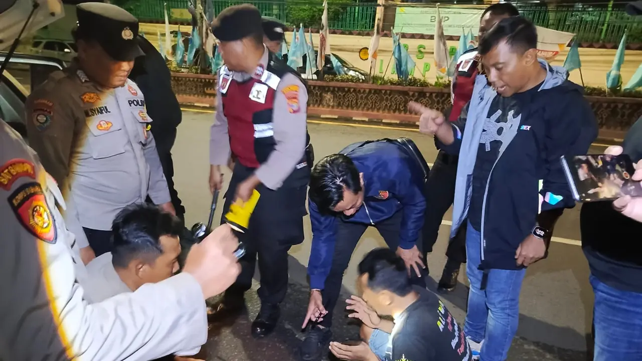 HK dan IP saat terjaring razia dan diamankan oleh Satresnarkoba Polresta Bandar Lampung. Foto : (Humas Polresta Bandar Lampung)