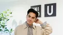 Koleksi utilitas yang ikonik di UNIQLO U Untuk tampil dalam mix and match yang seru, UNIQLO U menghadirkan berbagai pilihan atasan mulai dari T-shirt, kemeja, juga sweater. Berbagai pilihan ini memberikan keleluasaan dalam bergaya, terutama saat dijadikan layer dalam dan dipadankan dengan celana serta jaket yang keren.  [@Uniqlo]