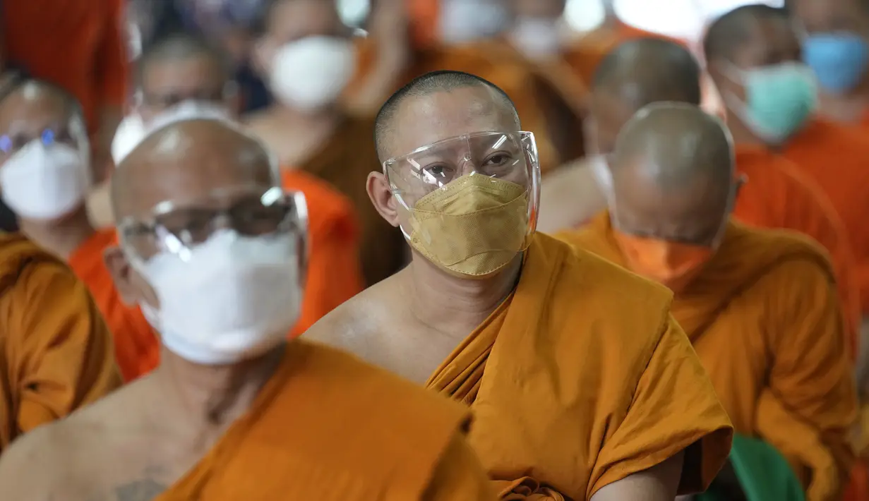 Biksu Buddha menunggu untuk menerima vaksin AstraZeneca COVID-19 di Wat Srisudaram di Bangkok, Thailand (30/7/2021). Para biksu tersebut mendapatkan dosis vaksin AstraZeneca COVID-19. (AP Photo/Sakchai Lalit)