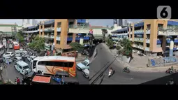 Foto kombo yang menunjukkan suasana Pasar Tanah Abang pada Ramadan tahun lalu (16/5/2019) dan saat pandemi virus Corona atau Covid-19, Jakarta, Selasa (5/5/2020). (merdeka.com/Iqbal S. Nugroho)