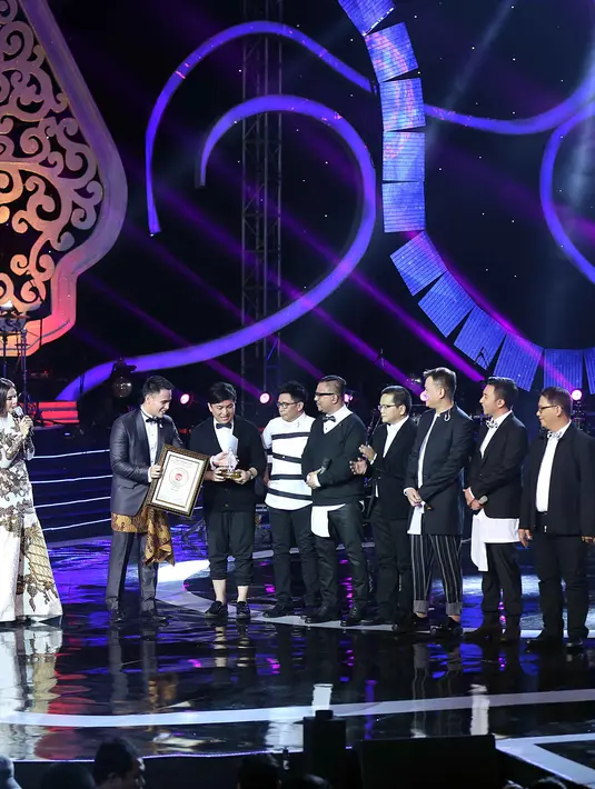 PAPPRI (Persatuan Artis Penyanyi, Pencipta Lagu dan Pemusik Republik Indonesia) memberikan penghargaan pada grup musik Kahitnya yang mempunyai penggemar dari lintas generasi. (Nurwahyunan/Bintang.com)