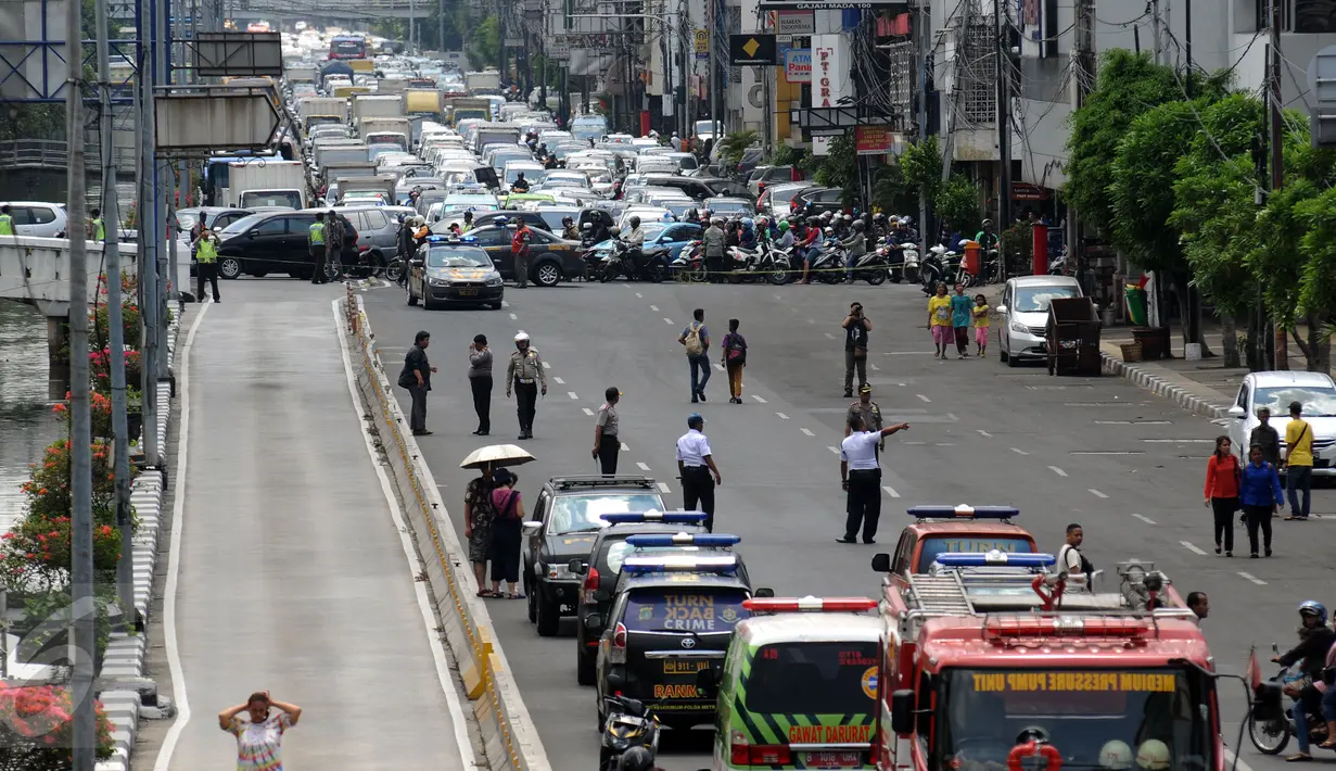 Kendaraan petugas menutup dan mengalihkan arus lalu lintas sebagian ruas jalan Gajah Mada, Jakarta, Senin (2/1). Pengalihan akibat kebakaran yang terjadi di Grand Hotel Paragon. (Liputan6.com/Helmi Fithriansyah)