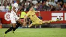 Penyerang Barcelona, Robert Lewandowski mencoba melepaskan tembakan saat bertanding melawan Sevilla pada pertandingan lanjutan La Liga Spanyol di Seville, Spanyol, Sabtu (3/9/2022). Barcelona menang telak atas Sevilla 3-0. (AP Photo/Jose Breton)