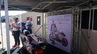 Motor milik Haruki Noguchi dipamerkan di salah satu sudut Sirkuit Buriram, Minggu (3/12/2023). Ada juga poster berisi doa dari para pembalap dan staf Asia Road Racing Championship 2023 untuk rider yang meninggal dunia akibat insiden di Mandalika itu. (Bola.com/Hery Kurniawan)