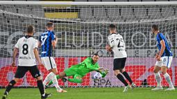 Keberhasilan Inter Milan juara Coppa Italia 2022 tak lepas dari peran kiper. Samir Handanovic tampil apik musim ini. Handanovic menjadi kiper tak tergantikan bagi il Nerazurri. Ia sukses tampil dalam 50 laga dengan 4.560 menit bermain di semua ajang pada 2021/2022. (AFP/Andreas Solaro)