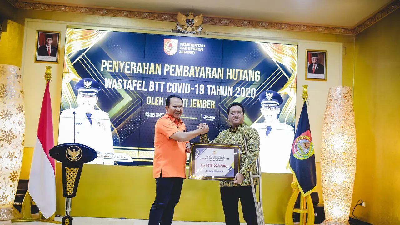 Bupati Jember secara simbolis membayar hutang wastafel terhadap para rekanan senilai miliaran rupiah. (Istimewa)