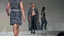 Seorang model membawakan busana Populo Batik karya Desainer Bai Soemarlono dan Joseph Lim pada Fashion Show yang di selenggarakan di Senayan City, (3/6). Uniknya perpaduan busana batik dengan kostum yang ada di film star wars. (Liputan6.com/Johan Tallo)