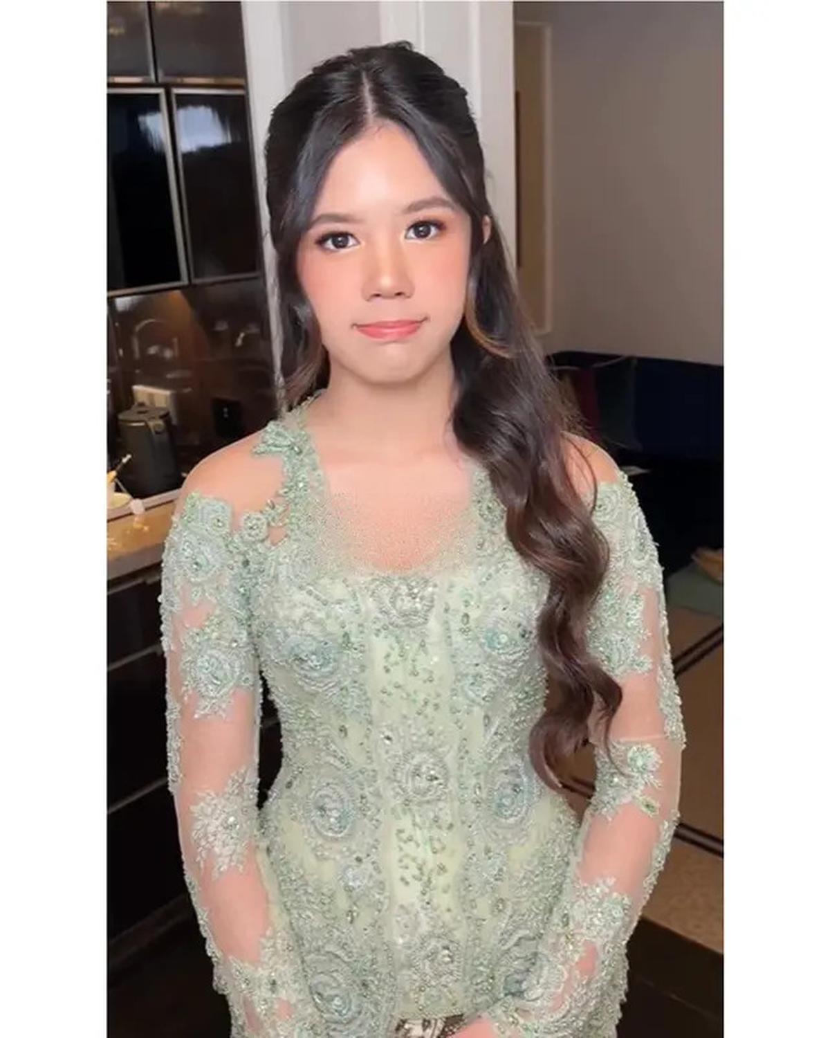 6 Potret Detail Kebaya Safeea Ahmad di Pernikahan Al Ghazali yang Curi Perhatian