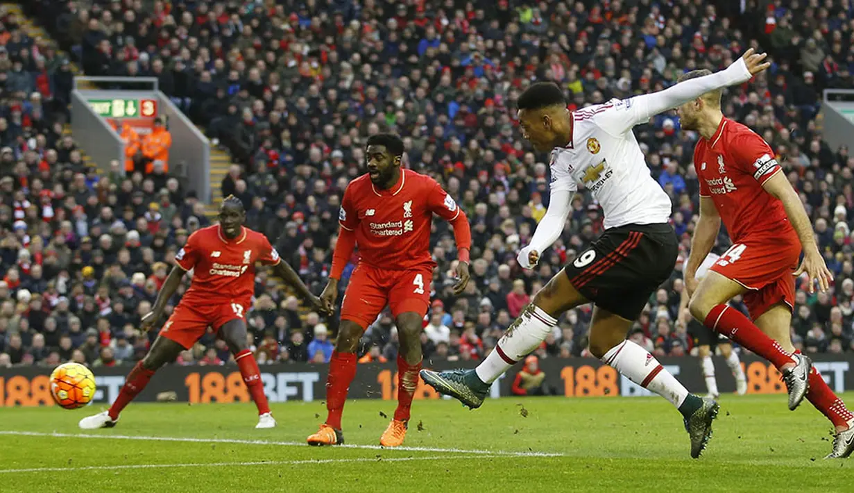 Wonderkid MU, Anthony Martial berusaha membobol gawang Liverpool pada laga Liga Premier Inggris di Stadion Anfield. Hasil ini merupakan kekalahan ketujuh bagi The Reds. (Reuters/Carl Recine)