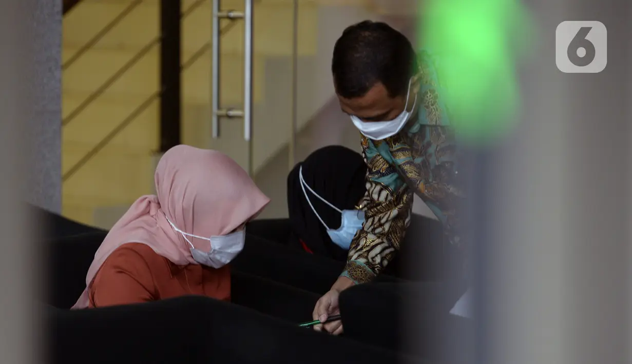 Istri mantan Sekretaris MA Nurhadi, Tin Zuraida (kiri) saat menunggu pemeriksaan di Gedung KPK, Jakarta, Senin (22/6/2020). Tin diperiksa sebagai saksi untuk tersangka Direktur MIT Hiendra Soenjoto terkait dugaan suap gratifikasi pengurusan perkara di MA tahun 2011-2016. (merdeka.com/Dwi Narwoko)