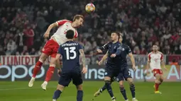 Pemain Bayern Munchen, Harry Kane, menyundul bola saat melawan Lazio pada laga leg kedua babak 16 besar Liga Champions yang dihelat di Allianz Arena, Rabu (6/3/2024). Berkat hasil ini, Bayern pun berhak lolos ke babak perempat final dengan kemenangan agregat 3-1. Mereka sukses melakukan comeback manis usai kalah 0-1 di leg pertama. (AP Photo/Matthias Schrader)