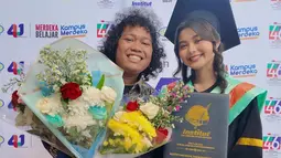 Marshel Widianto juga memberikan buket bunga untuk sang istri hari bahagianya. Ucapan selamat ramai dibubuhkan netizen dan rekan selebriti untuk Cesen, salah satunya Gisella Anastasia. Bikin salut, Cesen berhasil selesaikan studinya selama 4 tahun. Menilik dari unggahan lainnya, Cesen resmi wisuda setelah sebulan jalani sidang skripsi yakni pada Juli 2024. (Liputan6.com/IG@ceseniy)