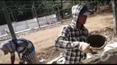 Pekerja menyelesaikan lokasi penampungan Pedagang Kaki Lima di Lapangan IRTI Monas, Jakarta, Jumat (22/8/2014) (Liputan6.com/Faizal Fanani)