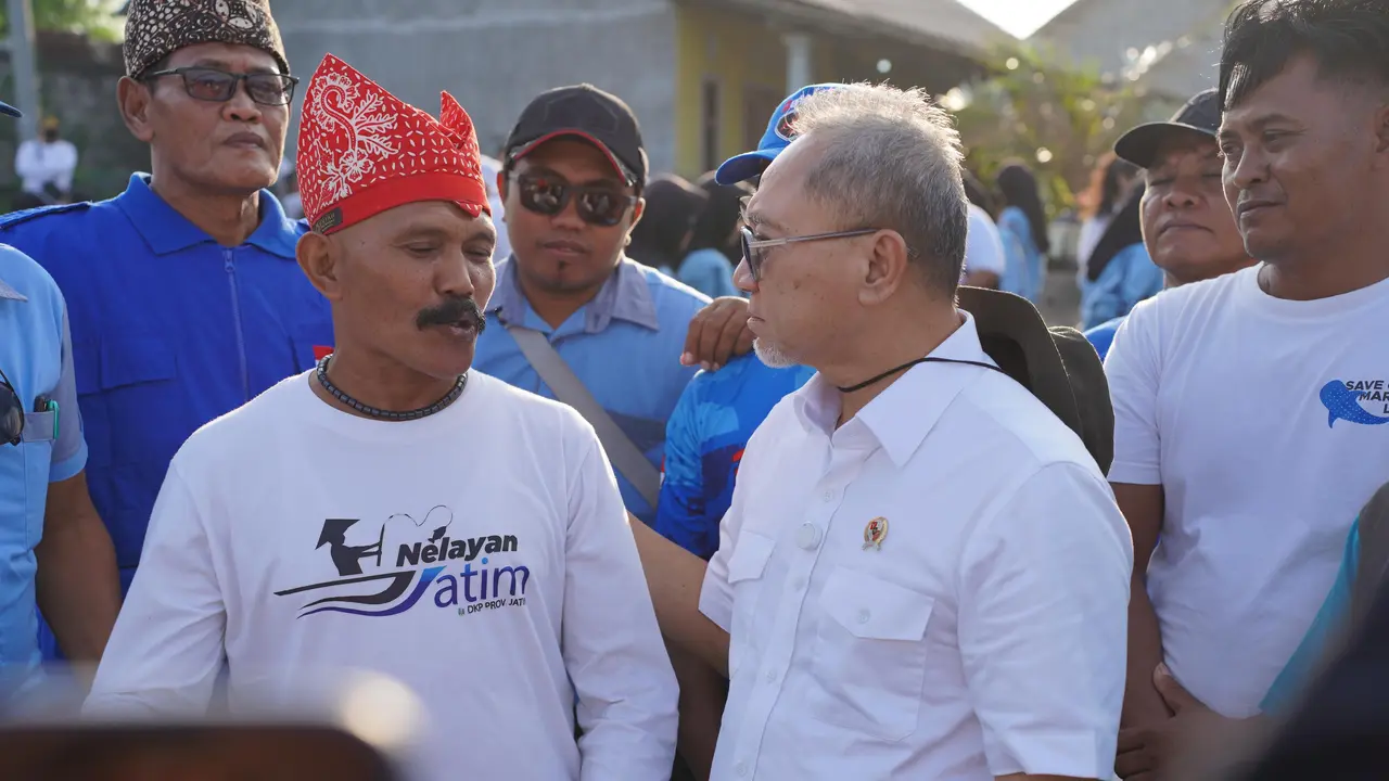 Menteri Koordinator (Menko) Bidang Pangan Zulkifli Hasan (Zulhas) melakukan dialog dengan para nelayan dan bersih-bersih pantai di Banyuwangi, pada Senin (3/2/2025).