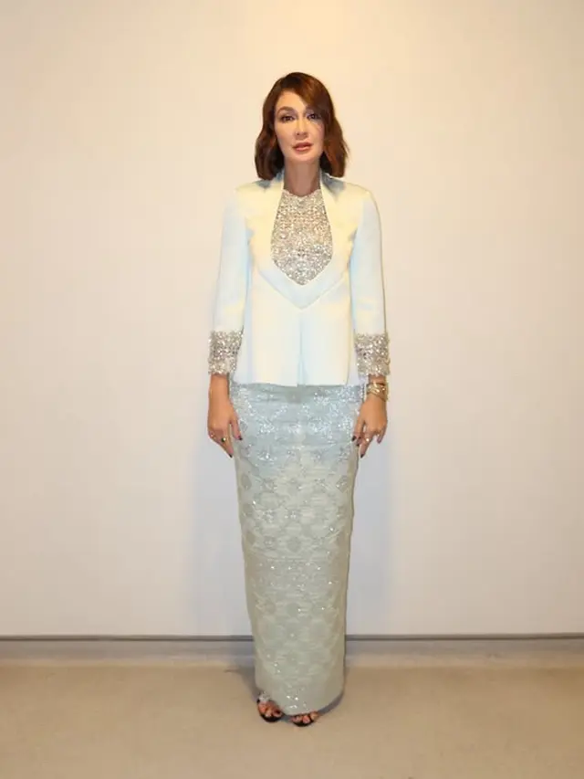 Luna Maya Dibalut Pakaian dari desainer Malaysia dengan warna baby blue. [@lunamaya]
