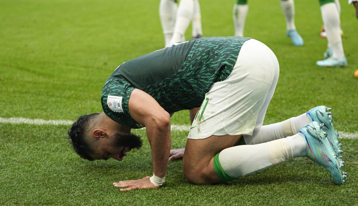 Penyerang Arab Saudi Saleh Al-Shehri berselebrasi setelah mencetak gol pembuka untuk timnya pada laga pembuka Grup C Piala Dunia 2022 Qatar di Lusail Iconic Stadium, Lusail, Selasa (22/11/2022). Raja Salman menetapkan Rabu ini sebagai libur nasional bagi rakyat Arab Saudi untuk merayakan kemenangan atas Argentna. (AP Photo/Jorge Saenz)