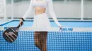 Anya Geraldine juga tampaknya tak ingin ketinggalan menggeluti olahraga yang sedang populer, Padel Tennis. Di sini ia mengenakan cropped top yang ditumpuknya dengan cropped outer dan pleated skirt yang semuanya berwarna putih. [Foto: Instagram/anyageraldine]