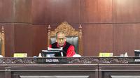 Hakim Konstitusi Saldi Isra saat sidang putusan uji materi UU Pemilu terkait batas usia capres-cawapres yang dilayangkan pemohon Almas Tsaqibbirru dalam gugatan nomor 90/PUU-XXI/2023. (Liputan6.com/Nanda Perdana Putra)