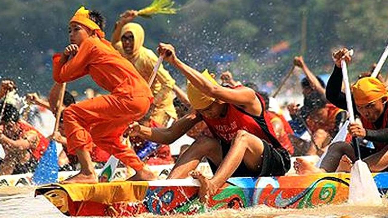 Lomba Pacu Jalur