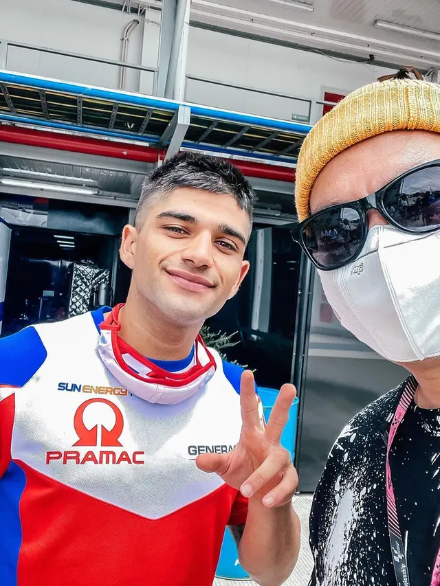 8 Potret Melki Bajaj Foto Bareng Pembalap MotoGP di Mandalika, Banjir Pujian