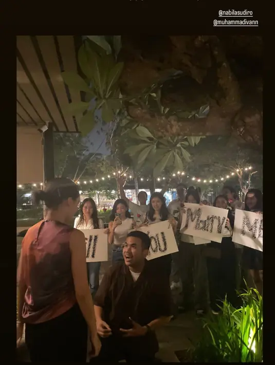 <p>Diketahui Nabila Sudiro dilamar Muhammad Ivan pada hari sudah petang. Ivan terlihat dibantu oleh beberapa orang yang membawakan tulisan Willy You Marry me. [Foto: Instagram/nabilasudiro]</p>