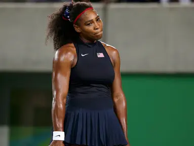 Ekspresi kesedihan petenis AS, Serena Williams usai dikalahkan petenis Ukraina, Elina Svitolina di babak ketiga Olimpiade Rio 2016, Selasa (9/8). Petenis nomor satu dunia itu tersingkir di pertandingan putaran ketiga Olimpiade Rio (REUTERS/Kevin Lamarque)