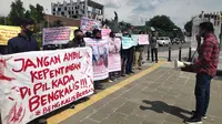 Mahasiswa berdemonstrasi terkait penunjukkan Plt Bupati Bengkalis oleh Gubernur Riau Syamsuar. (Liputan6.com/M Syukur)