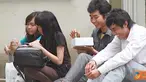 Citizen6, Yogyakarta: Para Mahasiswa UGM Yogyakarta, sedang berdiskusi tentang workshop Citizen6, sambil makan siang. (Pengirim: Ady Permadi)