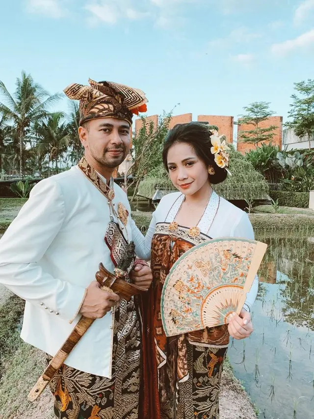 6 Pesona Seleb Indonesia saat Pakai Kebaya Bali, Makin Anggun