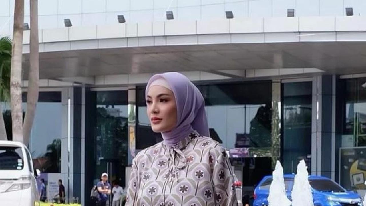 <b>Setelan Motif Satu Set, Gaya Simple ala Nindya Ayunda</b>
