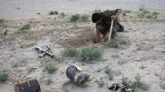 Anggota dari Unit Perlawanan Sinjar (YBS) yang berafiliasi dengan Partai Pekerja Kurdistan (PKK) memasang ranjau darat di sebuah jalur yang dilintasi kelommpok ekstremis ISIS dekat Desa Umm al-Dhiban, Irak utara, 30 April 2016. (REUTERS/Goran Tomasevic)