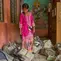 Seorang siswi mencari tas sekolahnya di antara tumpukan tas yang ditemukan dari lumpur sisa banjir bandang di Shree Bagheswori Madhyamik School, Galchhi, Distrik Dhading, Nepal, Minggu (30/8/2026). (Dok. AP Photo/Niranjan Shrestha)