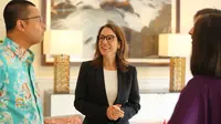 Dubes Kanada, Nadia Burger, berbincang dengan para staf dalam wawancara khusus The Ambassador,  Jumat (10/3/2023). (Liputan6.com/Gempur Surya)